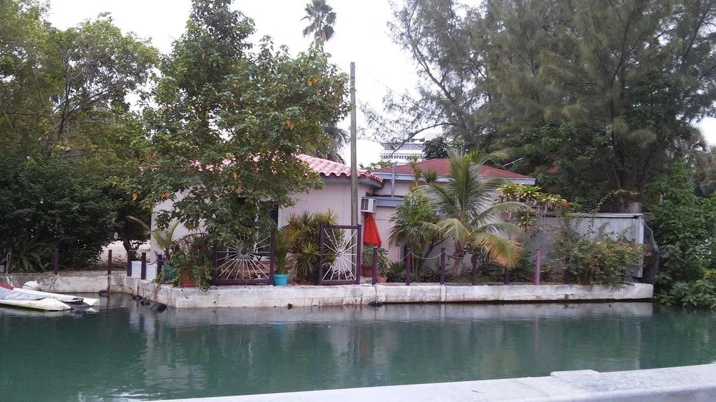 Lenox Cottage On Water