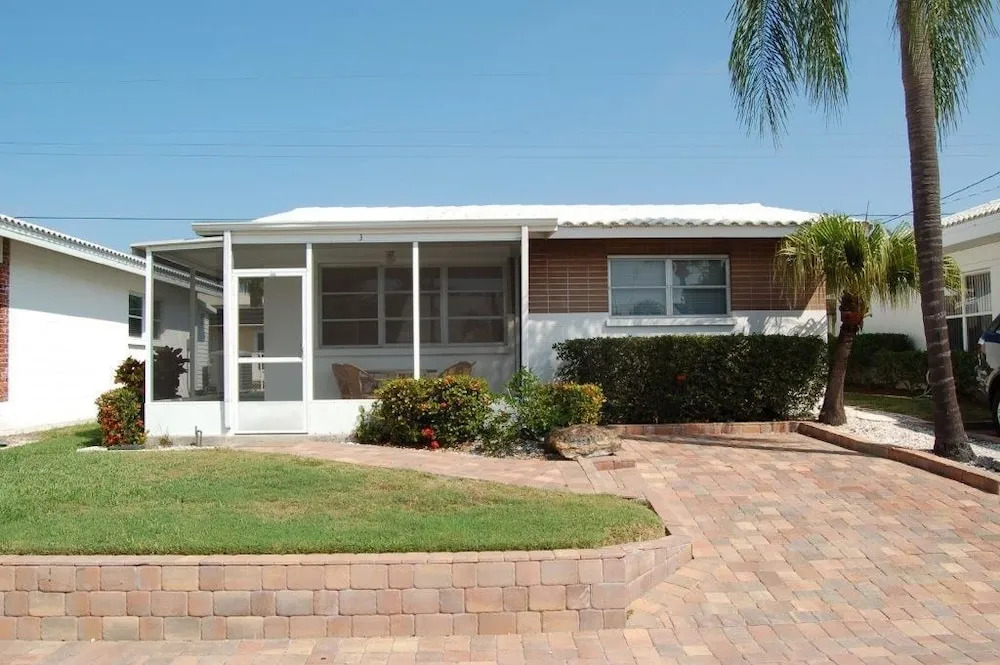 Aloha Kai - Unit 3 2 Bedrooms 1 Bathroom Apts