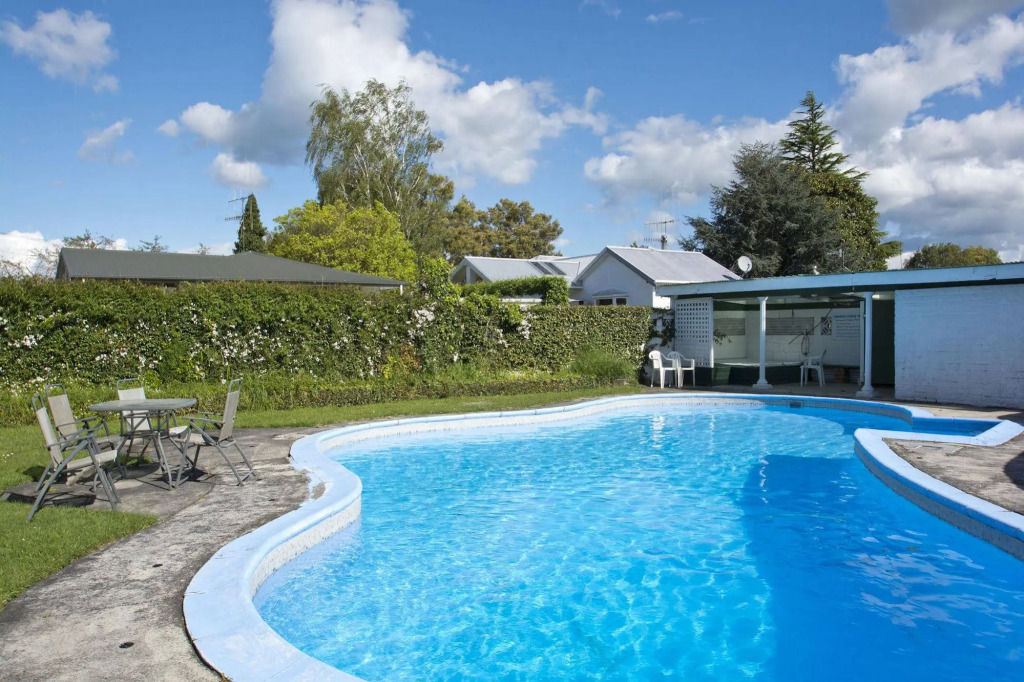 Garden Court Motel & Backpackers