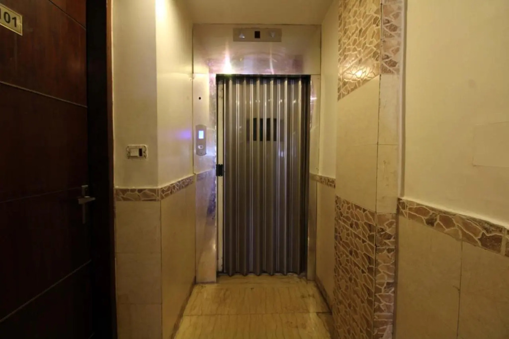 Star view by Hotel Black mooncouple friendly Near Rk ashram Metro