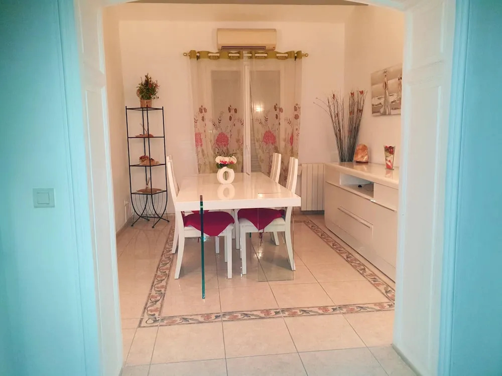 House With 2 Bedrooms in Marseille, With Pool Access, Terrace and Wifi