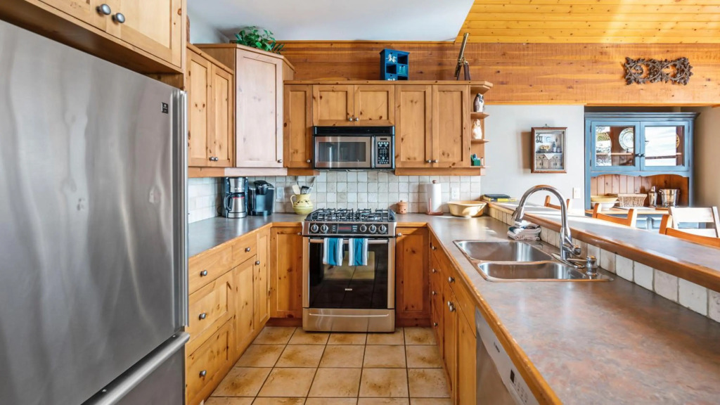 Coyote Creek - Large Ski In/Ski Out Chalet with Amazing Views & Private Hot Tub