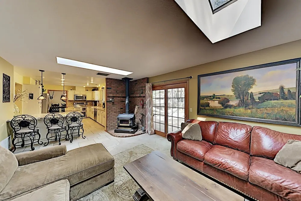 Lavish W/ Hot Tub, Game Room - Near Skiing 4 Bedroom Home