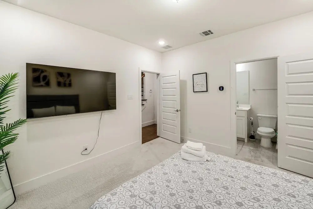 10 Mi to Dtwn Dallas: Sleek Retreat w/ Balcony