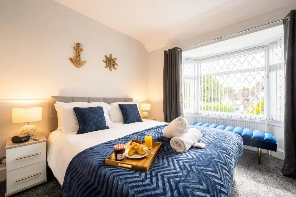 Mulberry House - Luxurious and Modern 4-Bed in Solihull near NEC,JLR, Airport, Resorts World, HS2