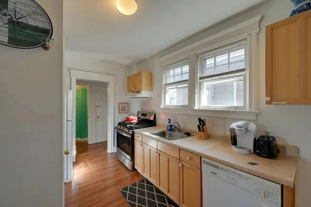 Ventnor City Getaway w/ Yard: 2 Blocks to Beach