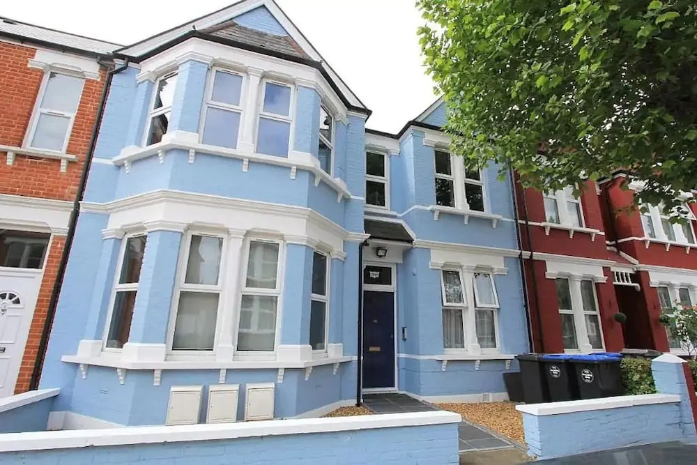 Spacious 3 Bedroom Home In North London