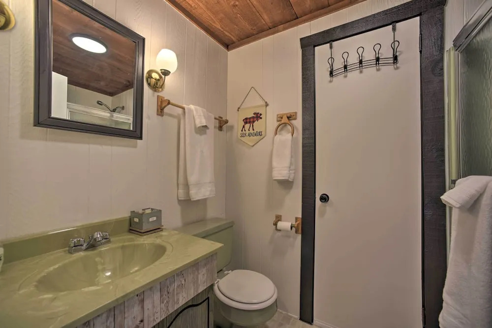 Cozy A-frame Cabin w/ Pool Table: 8 Mi to Mt Snow!