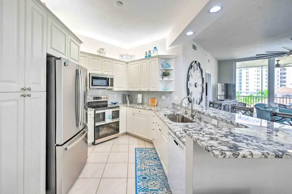 Naples Escape in Regatta w/ Resort Amenities!