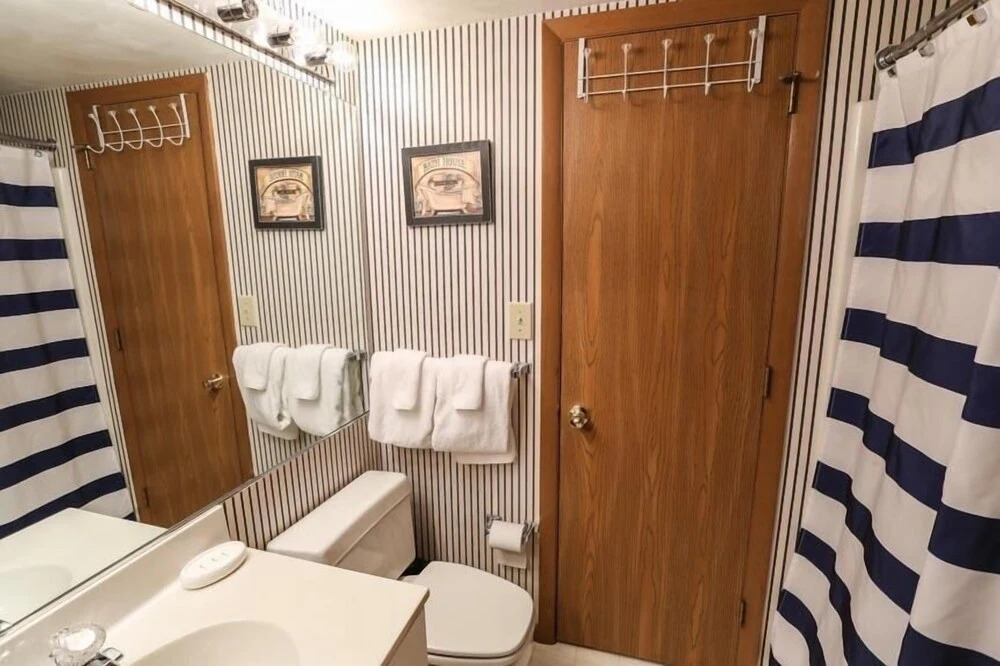 Seven Springs 2 BR Deluxe Condo with Mountain Views by RedAwning
