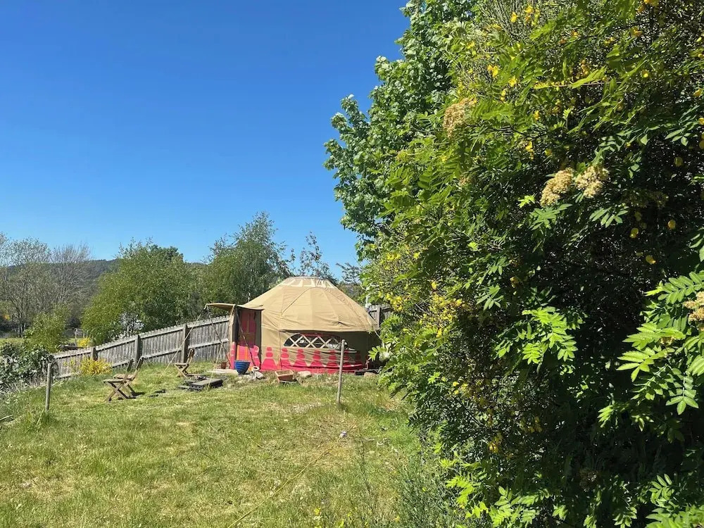 Spacious Yurt - Sleeps 2 -river and Mountain View