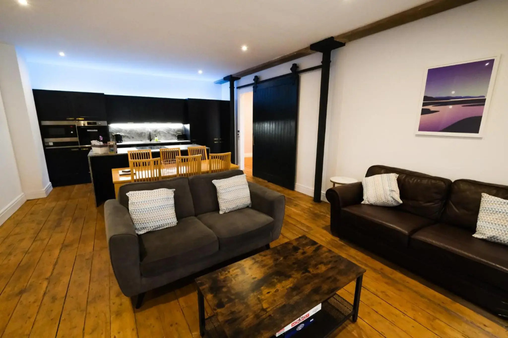 The Eden Warehouse - Pink Apartment (sleeps 4)
