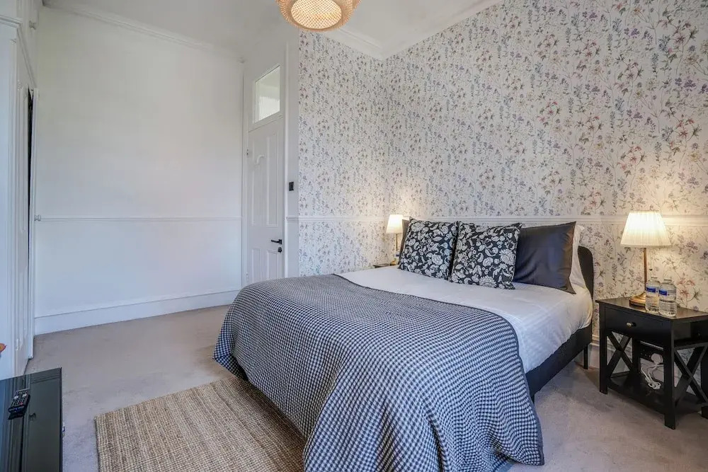 Buckingham Palace 4BR Family Stay Cathedral View