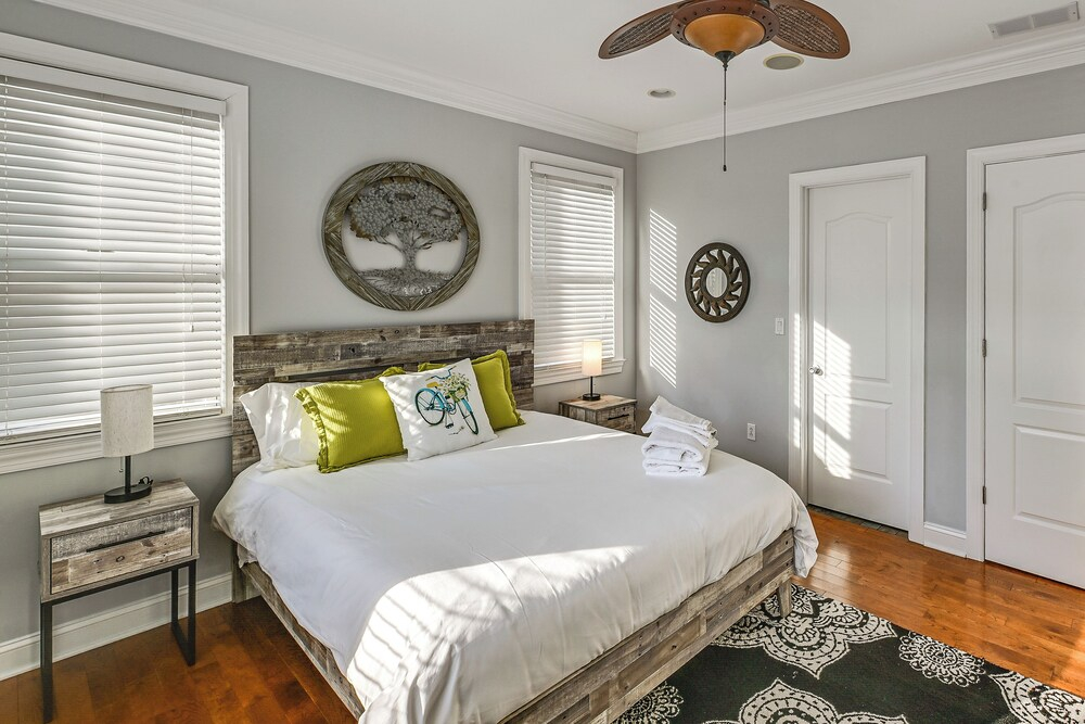 Walk to Beach! Group-friendly Ocean City Getaway