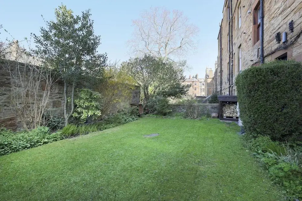 ALTIDO Gorgeous 1-bed flat with a shared garden