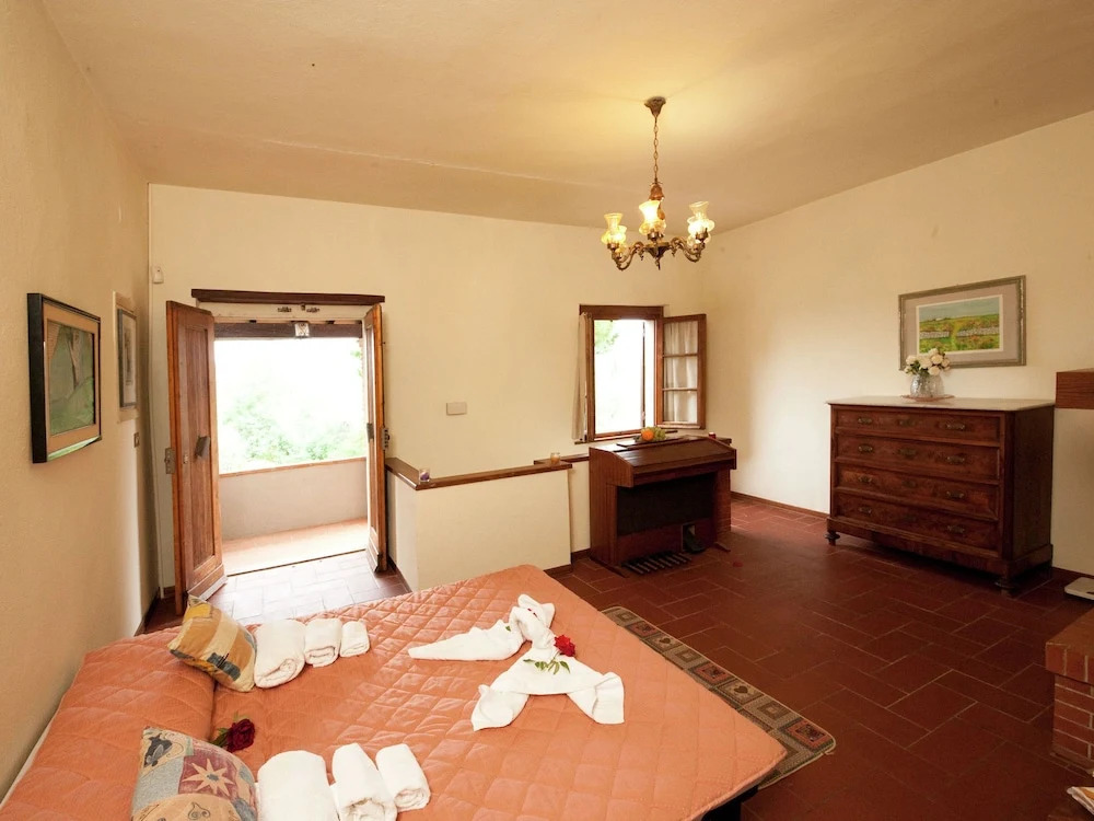 Spacious Villa in Monte San Savino with Swimming Pool