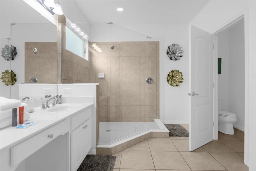 6 Bedrooms / 5 Bathrooms / Solterra (5220 OA), Davenport, US