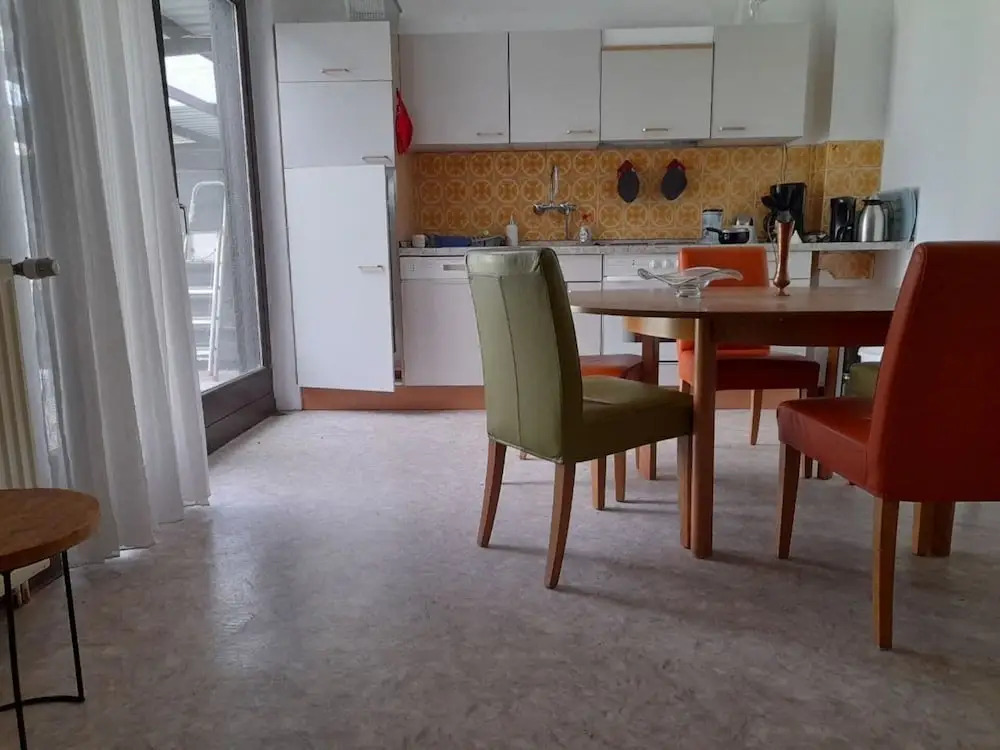3 Bed House - Sleeps 6 - Parking - Wifi