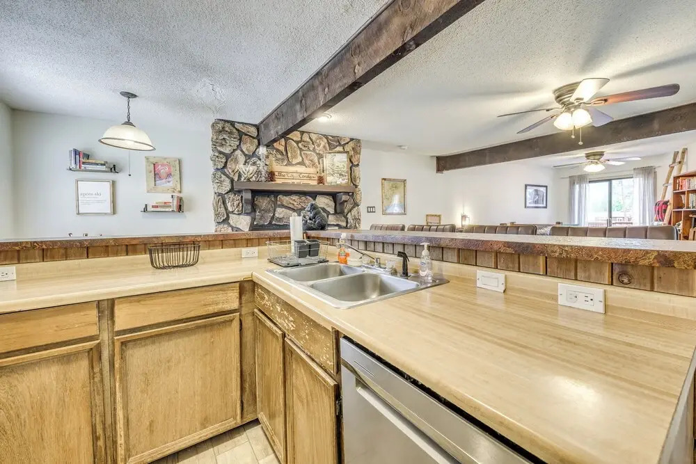 Ruidoso Home w/ Balcony ~ 16 Mi to Ski Apache!