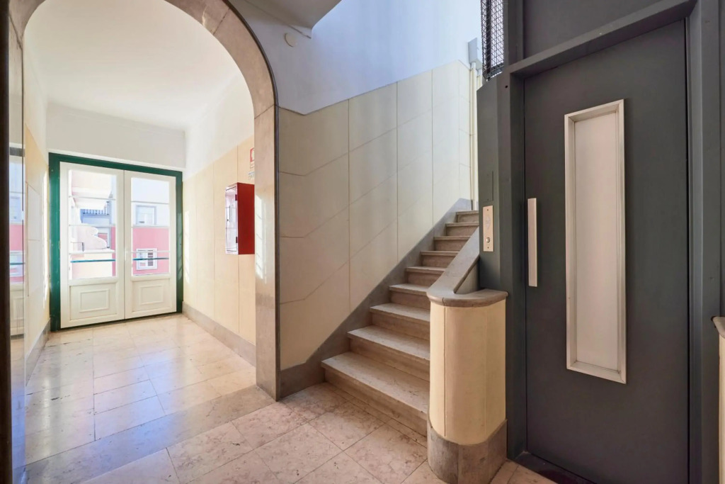 Deluxe Apt at Amazing Prime Location, By TimeCooler