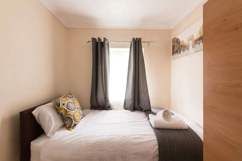 3 Bedroom House in Canning Town With Parking