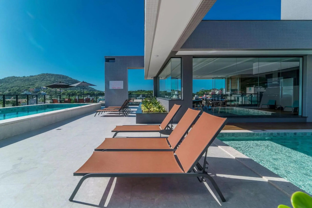 Adra 102 - Apartamento no centro de Bombinhas - Finamente mobiliado e decorado - Rooftop com piscina e academia - À poucos metros da praia