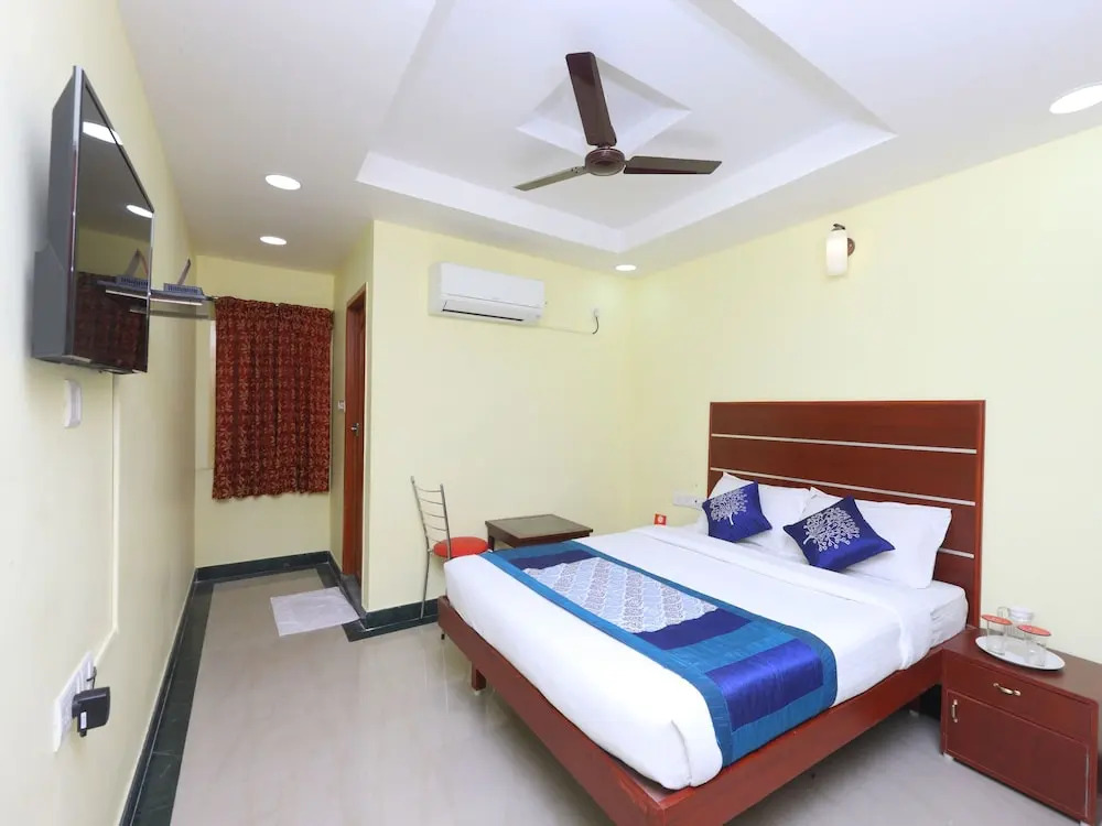 OYO 15558 Sri Sai Nivas Inn