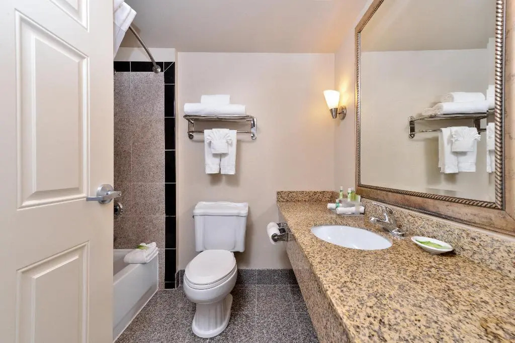 Holiday Inn Express & Suites Tacoma South - Lakewood by IHG