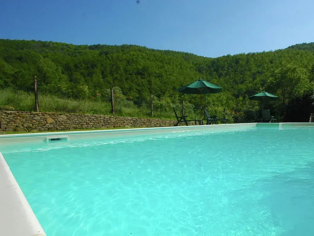 Holiday house overlooking lake near Tuscany