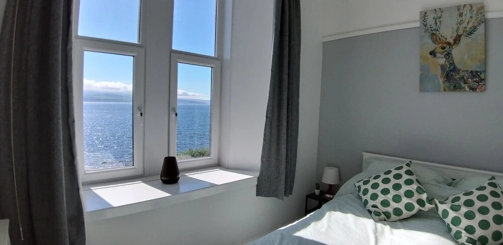Captivating 1-bed Apartment sea Views,in Innellan