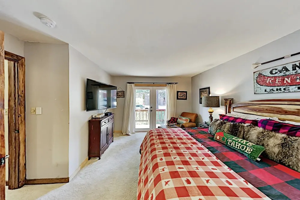 New Listing! Large Near Lake Tahoe & Beach 5 Bedroom Home