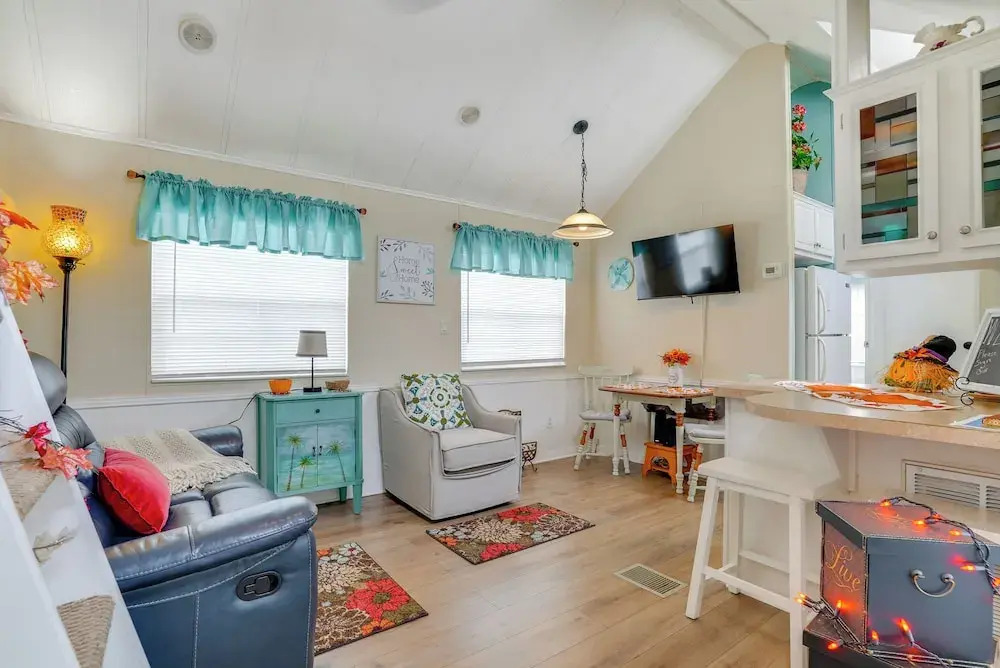 Lakeland Cottage w/ Pool Access + Screened Porch!