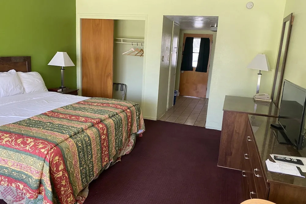 Desert Grove Inn and Suites