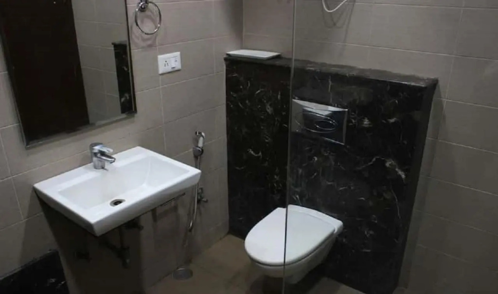 Hotel Maharaja Continental - 5 Mints walk From New Delhi Railways Station