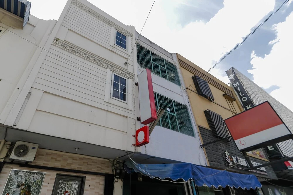 RedDoorz near Maimun Palace