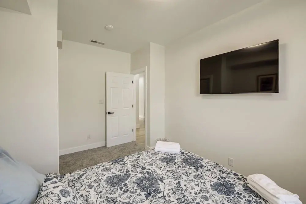 Home Theater + Rooftop Deck! Fountain Sq Stunner