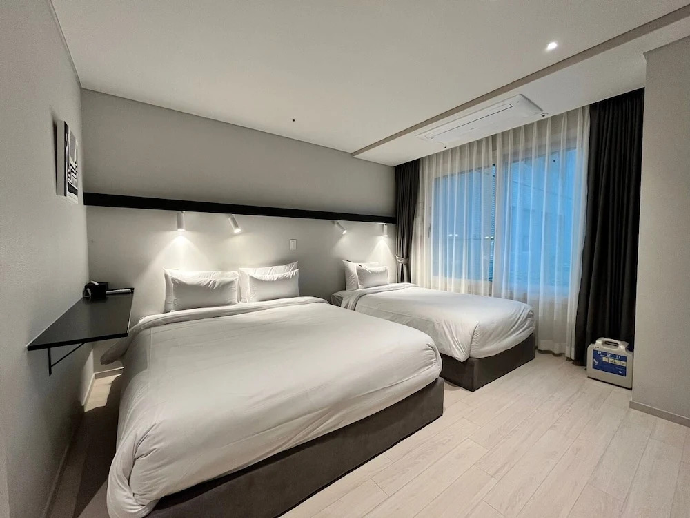 The Connoisseur Residence Hotel