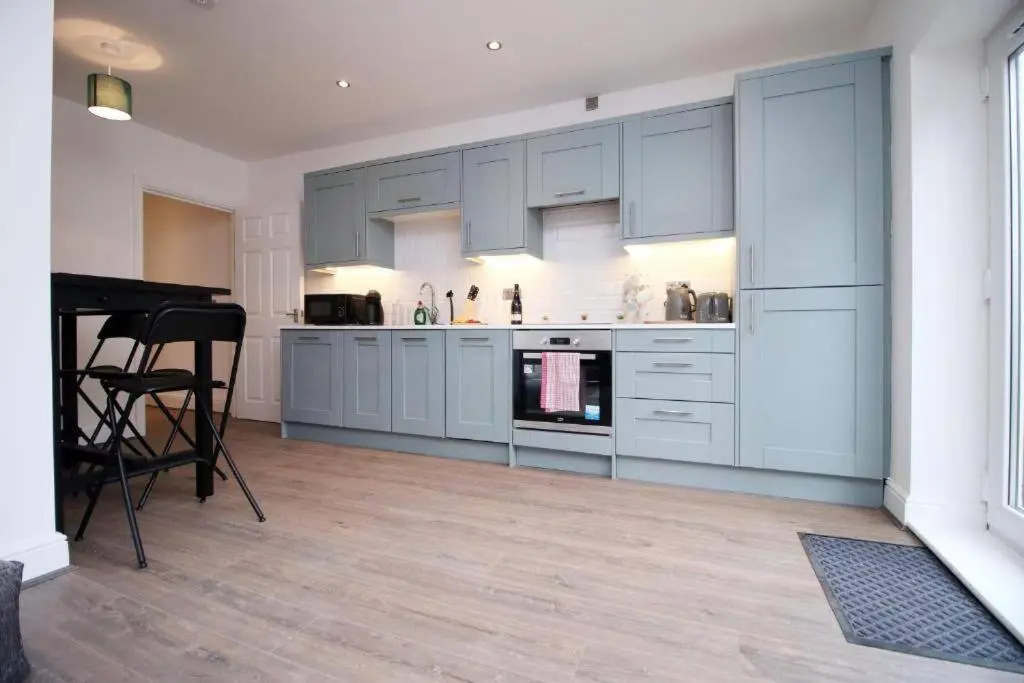 16 North Road Flat 2 by Mia Living Free Parking On Site