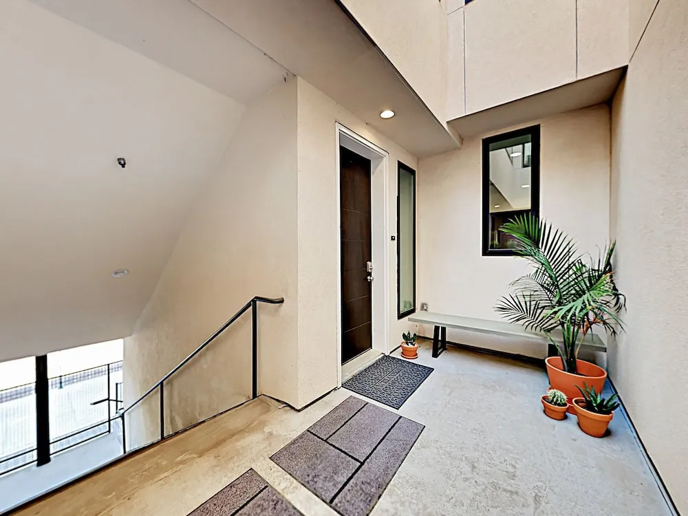 East-Side Urban Retreat Unit 263 - 2 Br Condo