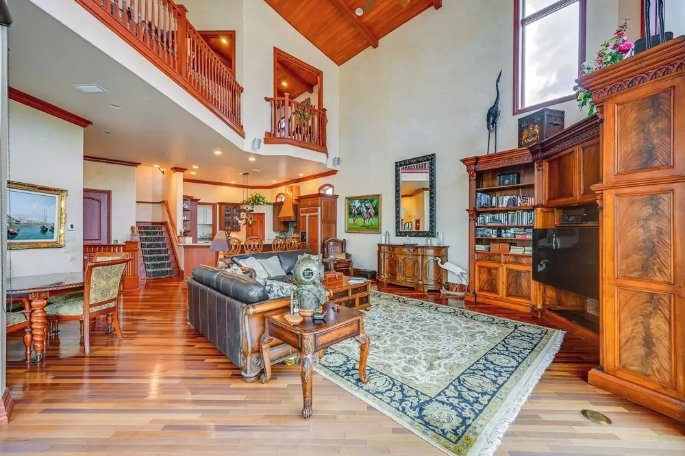 Waterfront Stunner: Effortless Elegance in Naples!