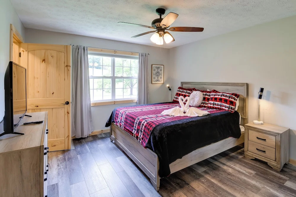 Expansive Smoky Mtn Retreat w/ Main & Guest Cabins