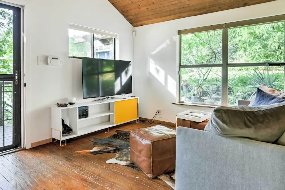 2 Mi to Dtwn: Pet-friendly Austin Studio w/ Yard