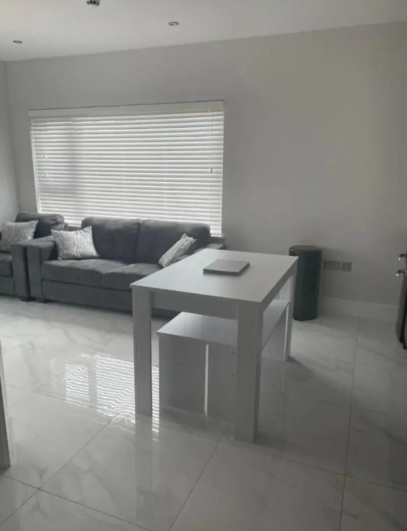 Apt 3, Lisvarna House