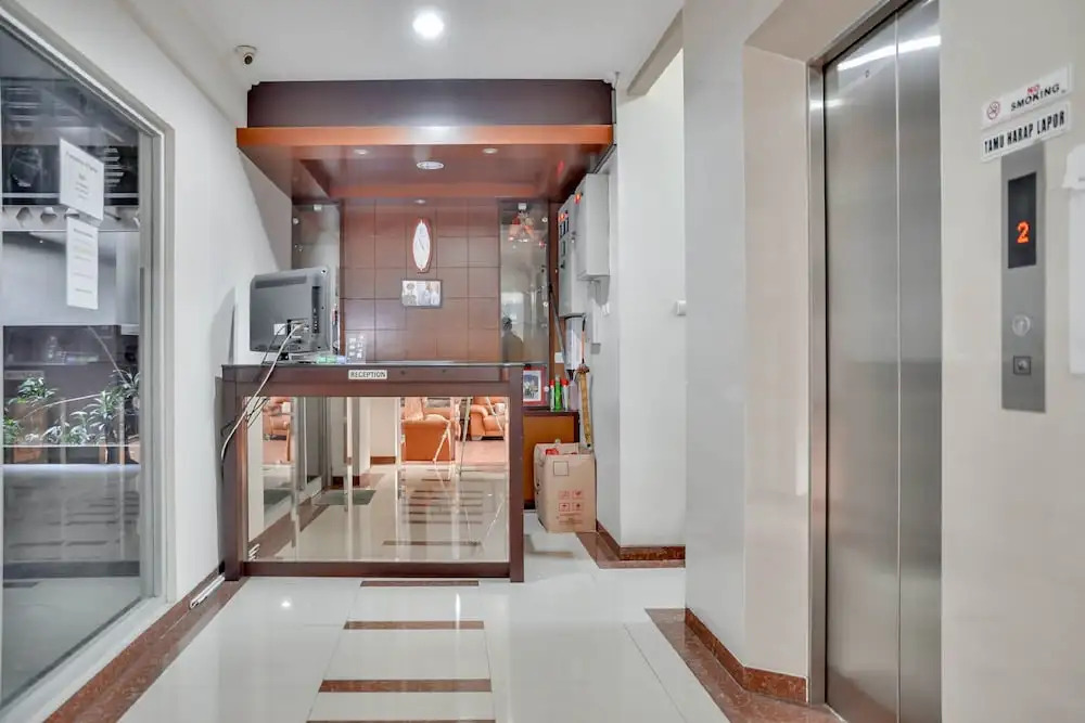 Clover Residence Near Mall Ambassador