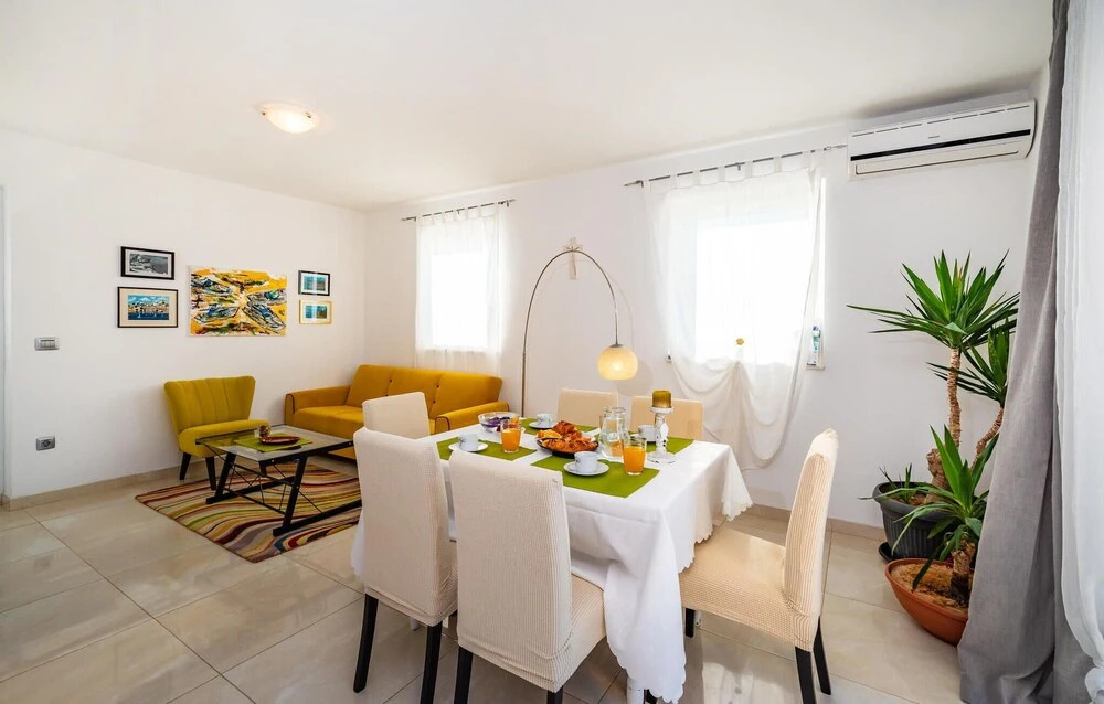 Amazing Home in Novigrad With 5 Bedrooms, Wifi and Outdoor Swimming Pool
