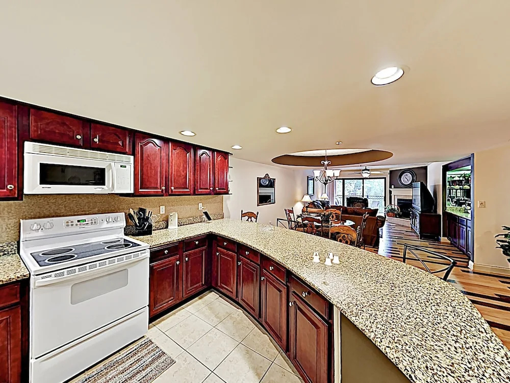 New Listing! Smoky Mountain Near Downtown 2 Bedroom Condo