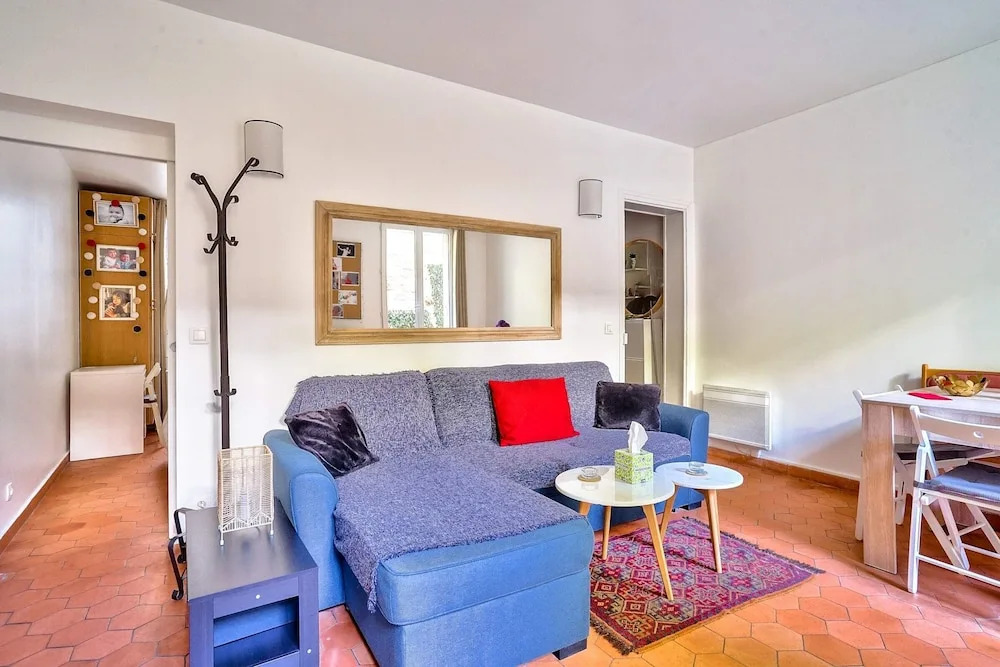 Charming 2 Room Apartment Near Square Louise-michel