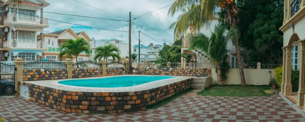 RS VILLAS - Three bedrooms share apartment with private room and free WIFI and 100mts to the beach and ac and 100mts to bus stop and pool