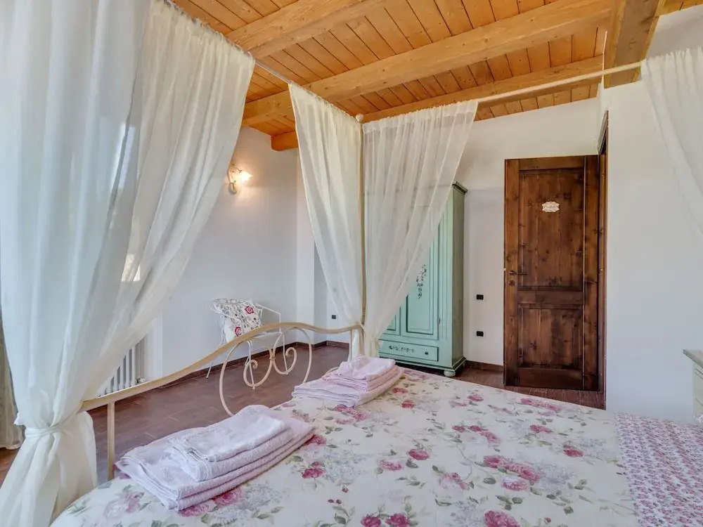 Villa in Piandimeleto with Pool & Sauna