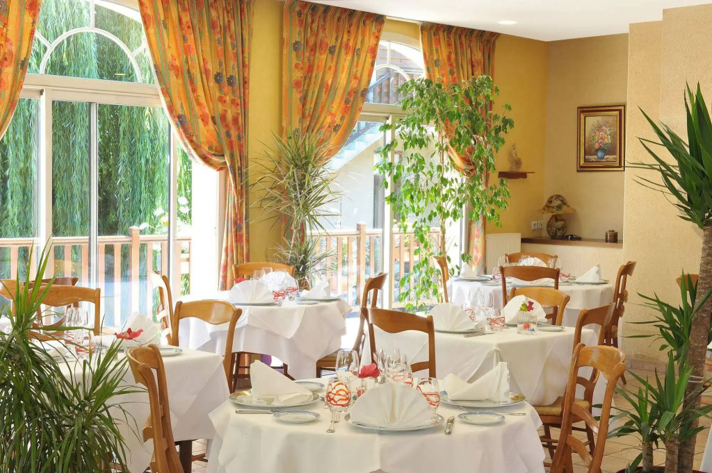 Logis Hôtel & Restaurant Le Cheval Blanc et Clovis